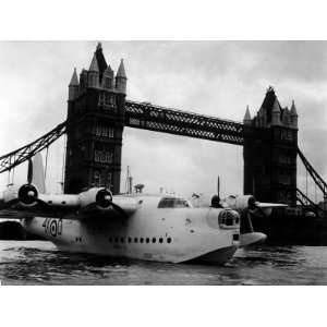 Raf Suderland Flying Boat Moored Next to Tower Bridge, Thames River 