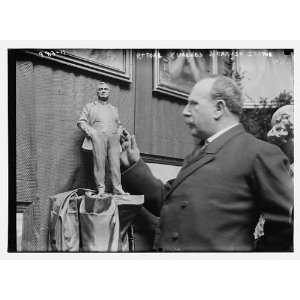  Ettore Ximenes with Caruso statue in his studio