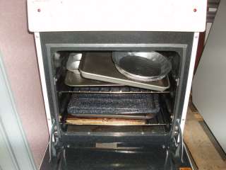 Magic Chef Electric Range   4 Burners & Oven   Model CEL1115AAW  
