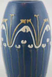 ROSEVILLE AZTEC 9.25 VASE W/A STYLIZED ARTS & CRAFTS SQUEEZEBAG 