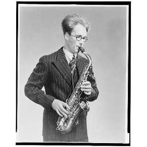  Sigurd Manfred Rascher,1907 2001,American saxophonist of 