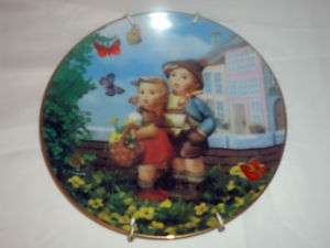 HUMMEL COLLECTOR PLATE SURPRISE WITH WALL HOLDER  