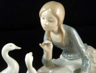 LLADRO Porcelain Figurine Girl Food For Ducks Or Feeding the Ducks 