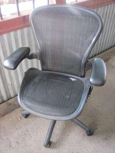 D220) Herman Miller Aeron Chair BK 3D01 Office Desk Chair Size B 