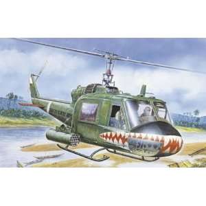  ITALERI   1/72 UH1C Gunship Helicopter (Plastic Models 
